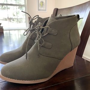 Nautica Faux Suede Olive Wedge Boot 10